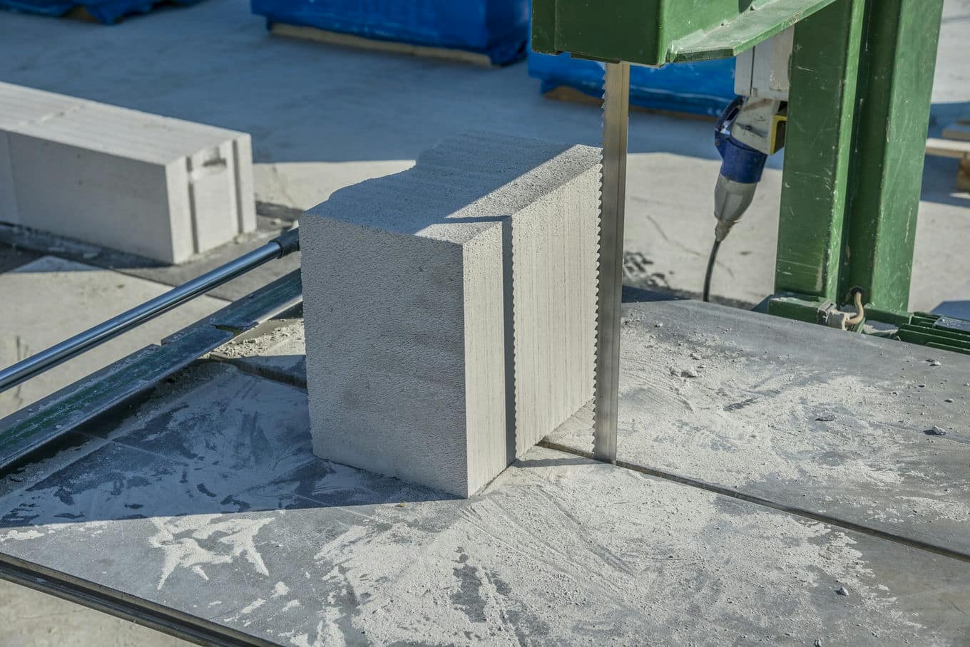 betonowe elementy na budowie