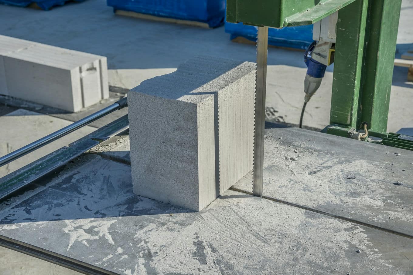 betonowe elementy na budowie