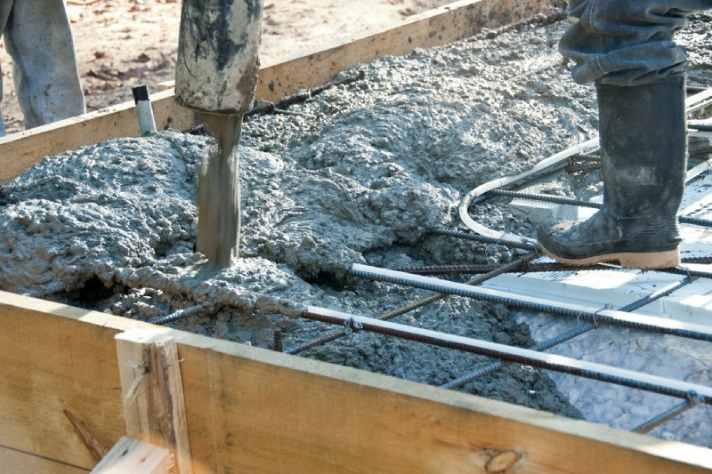 wylewanie betonu na budowie